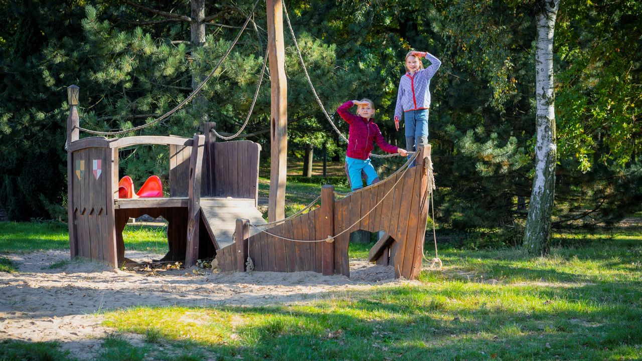Spass auf dem Spielplatz mit dem Holzschiff Spass auf dem Spielplatz mit dem Holzschiff